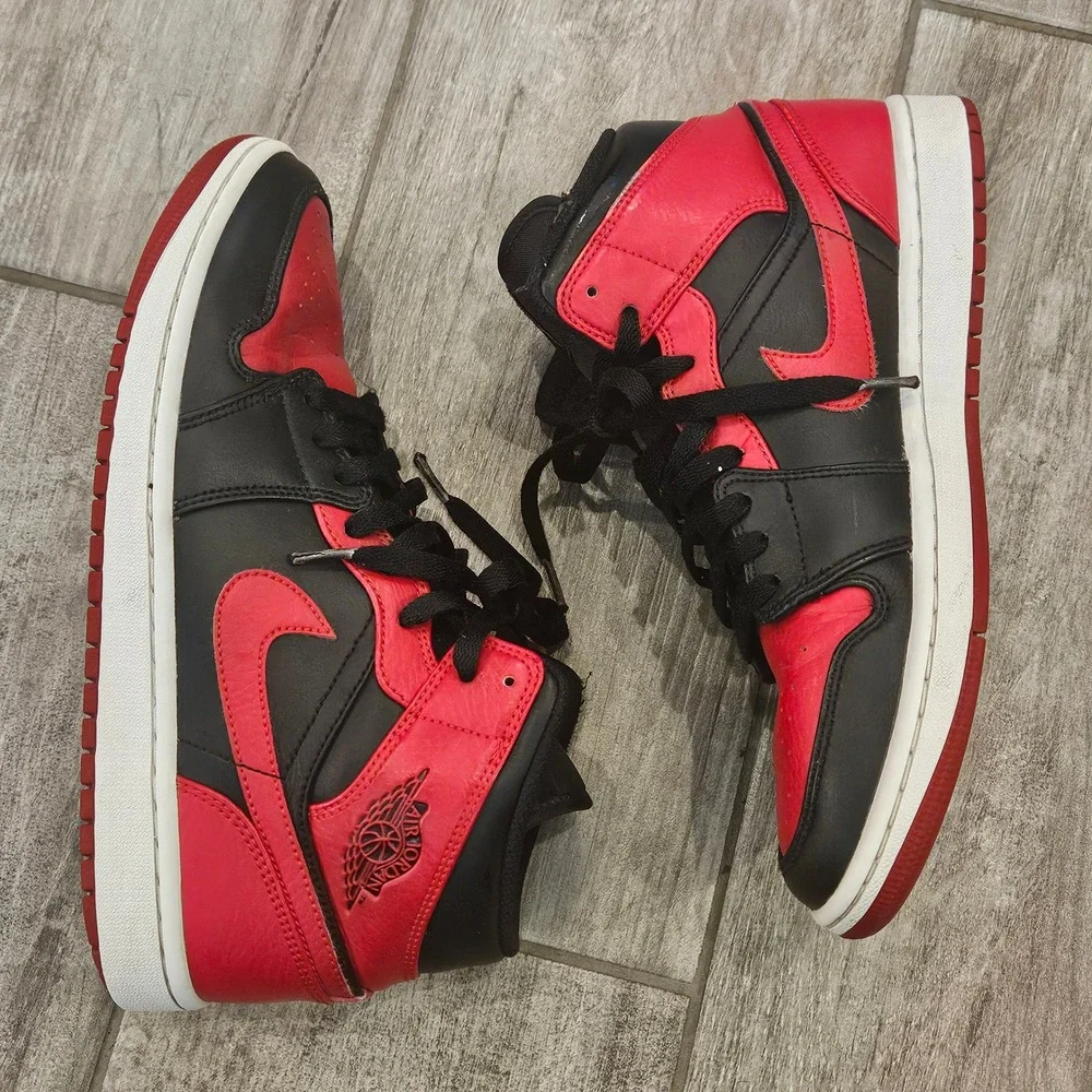 Jordan Air Jordan 1 Mid Mens 8.5 Black Red Banned Bred Leather‎ Sneakers